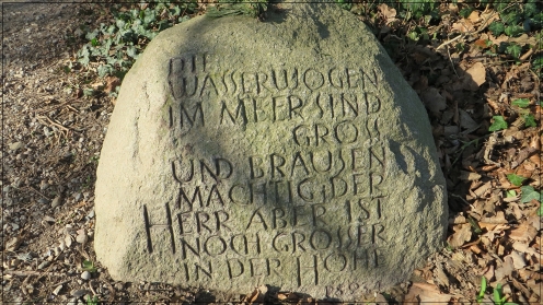 Mit Innschrift - ein Stein, den irgendwann irgendwer am Wegesrand deponiert hat ...