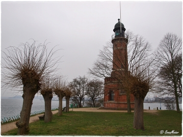 Der alte Holtenauer Leuchtturm an der Zufahrt zum NOK